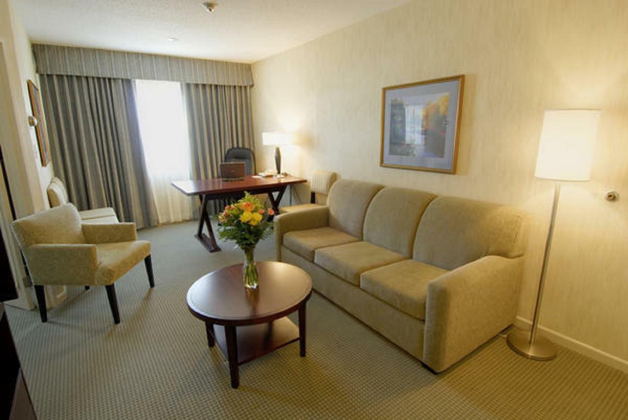 Embassy Suites By Hilton Montreal Airport Pointe-Claire Værelse billede